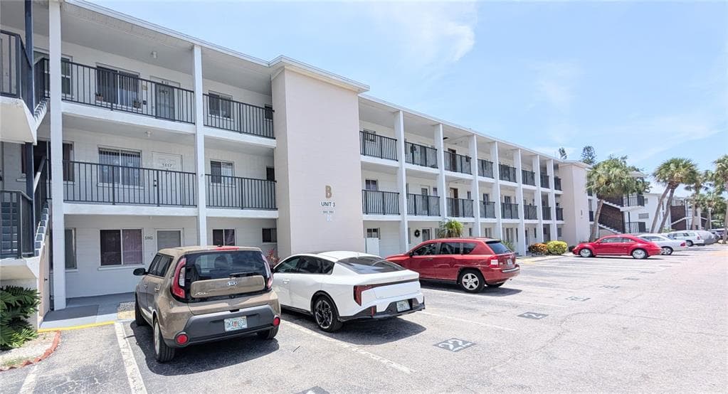 5857 PALM LANE UNIT B22 - 2bd/1ba - $116,209 - BRADENTON, FL