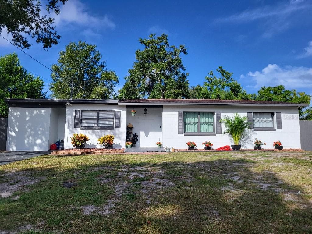 995 EMERALD DRIVE - 3bd/2ba - $287,000 - MOUNT DORA, FL