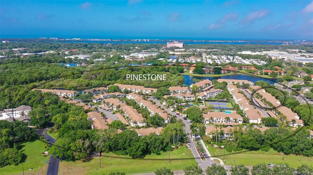 4235 CASTLEBRIDGE LANE UNIT 1210 - 2bd/2ba - $289,000 - SARASOTA, FL