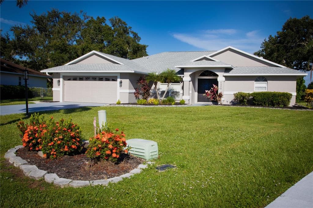 5495 CYNTHIA LANE - 3bd/2ba - $637,000 - SARASOTA, FL