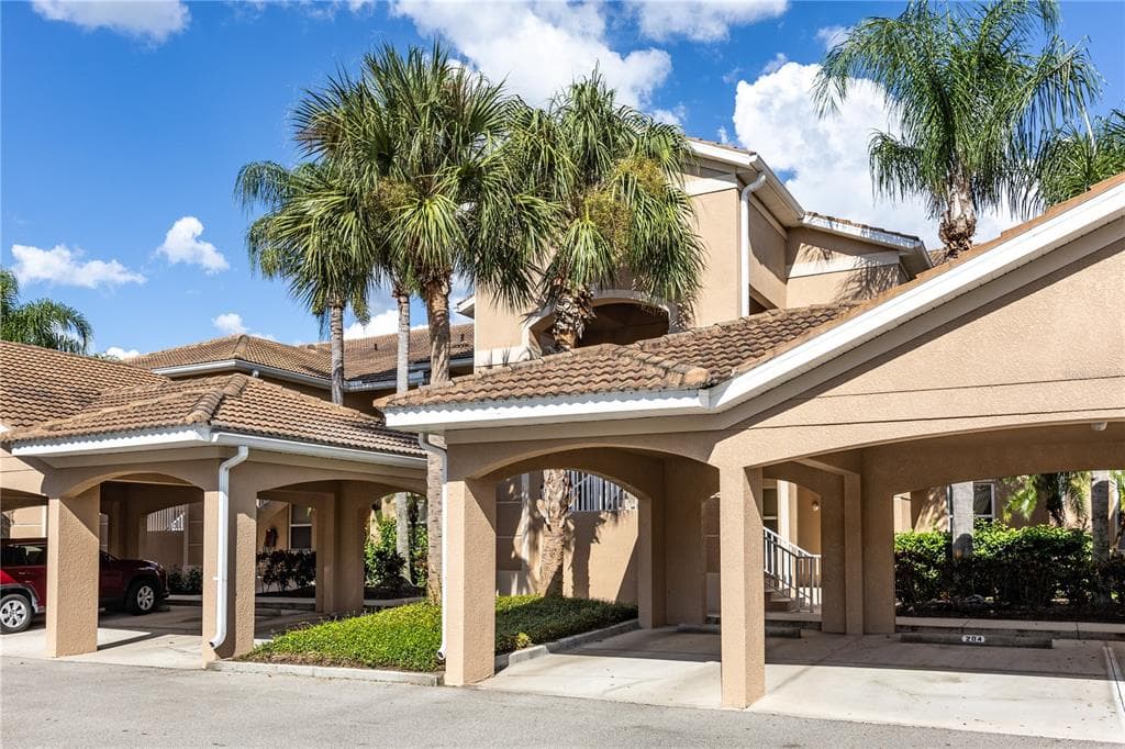 819 FAIRWAYCOVE LANE UNIT 203 - 2bd/2ba - $224,000 - BRADENTON, FL