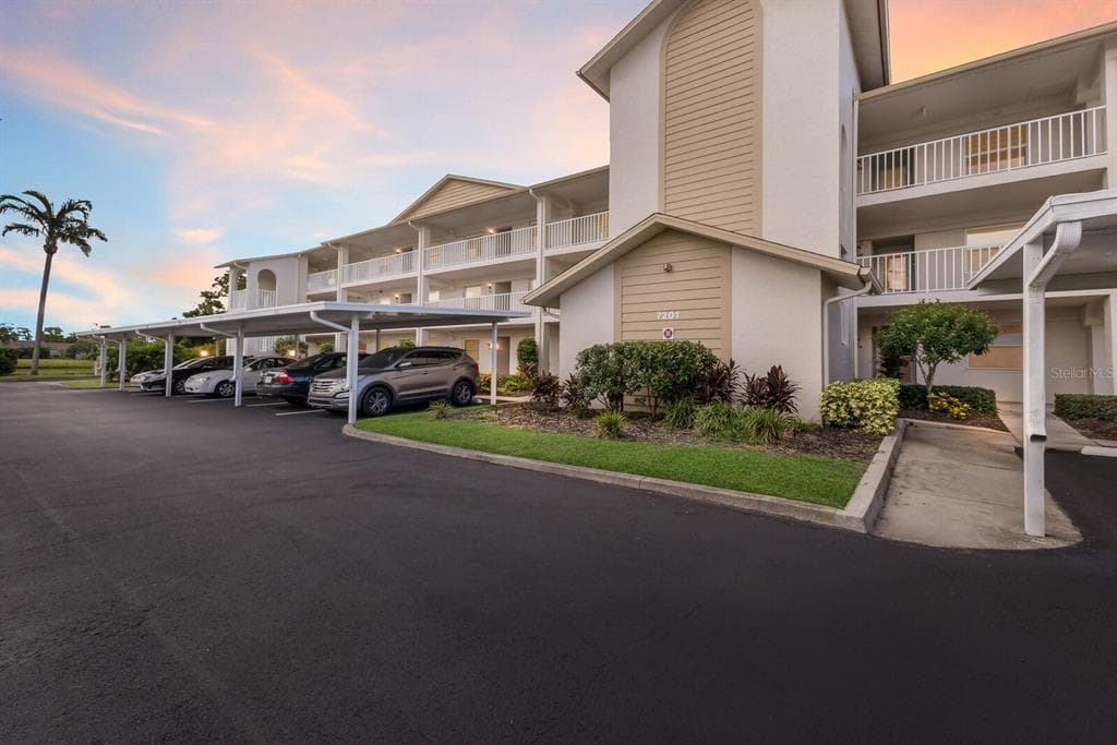 7201 29TH AVENUE DR W UNIT 102 - 2bd/2ba - $220,000 - BRADENTON, FL
