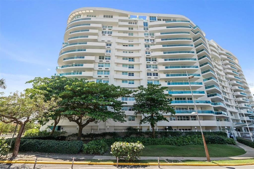 550 AVENIDA CONSTITUCION UNIT PH-1608 - 2bd/3ba - $2,750,000 - SAN JUAN, PR