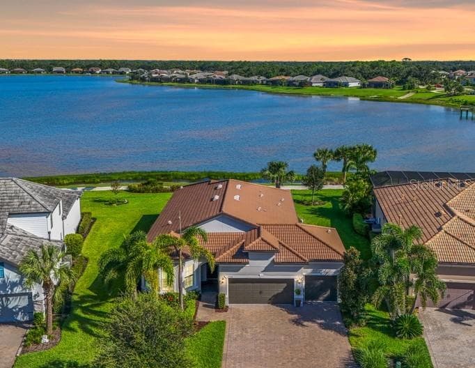 7948 GRANDE SHORES DRIVE - 3bd/2ba - $1,125,000 - SARASOTA, FL