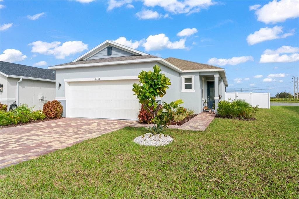 9368 SANDY BLUFFS CIRCLE - 3bd/2ba - $370,000 - PARRISH, FL