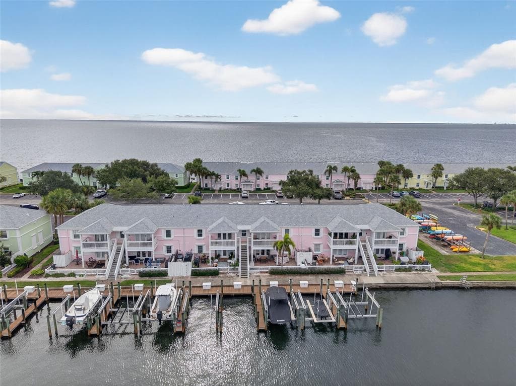 5175 COQUINA KEY DRIVE SE UNIT D - 2bd/1ba - $329,000 - ST PETERSBURG, FL