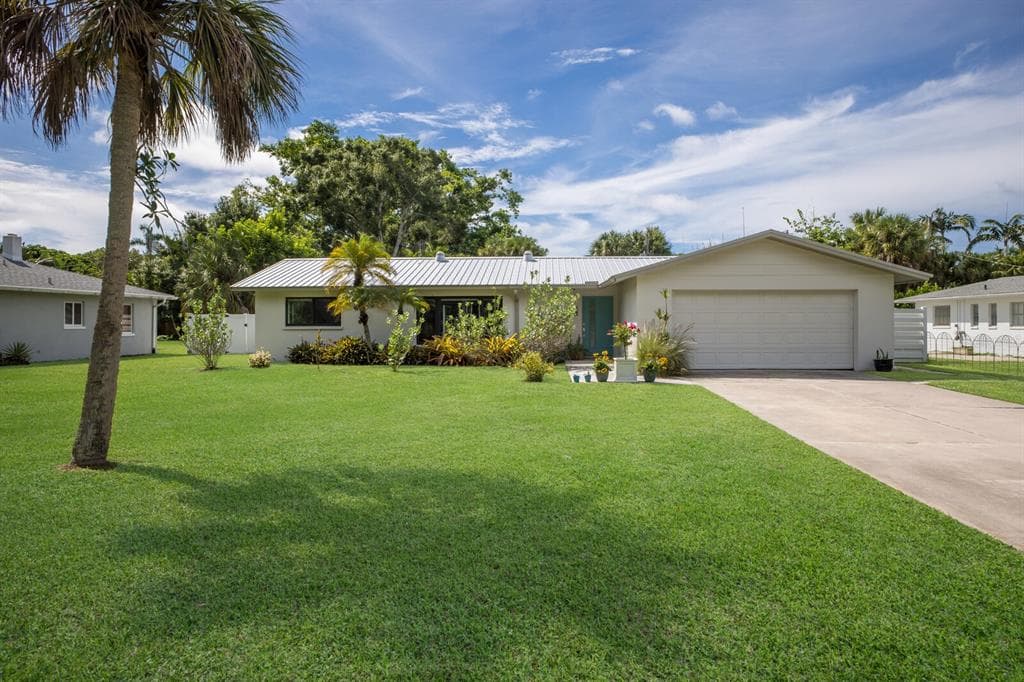 426 N SHORE DRIVE - 5bd/3ba - $1,295,000 - SARASOTA, FL