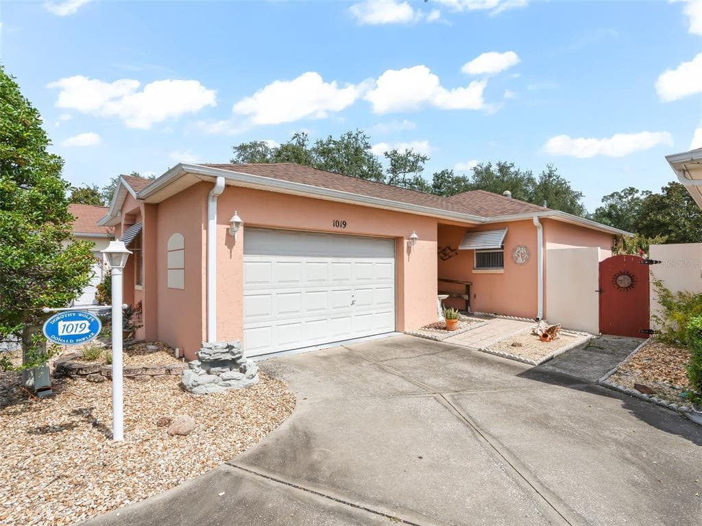 1019 AVALON AVENUE - 2bd/2ba - $299,000 - THE VILLAGES, FL