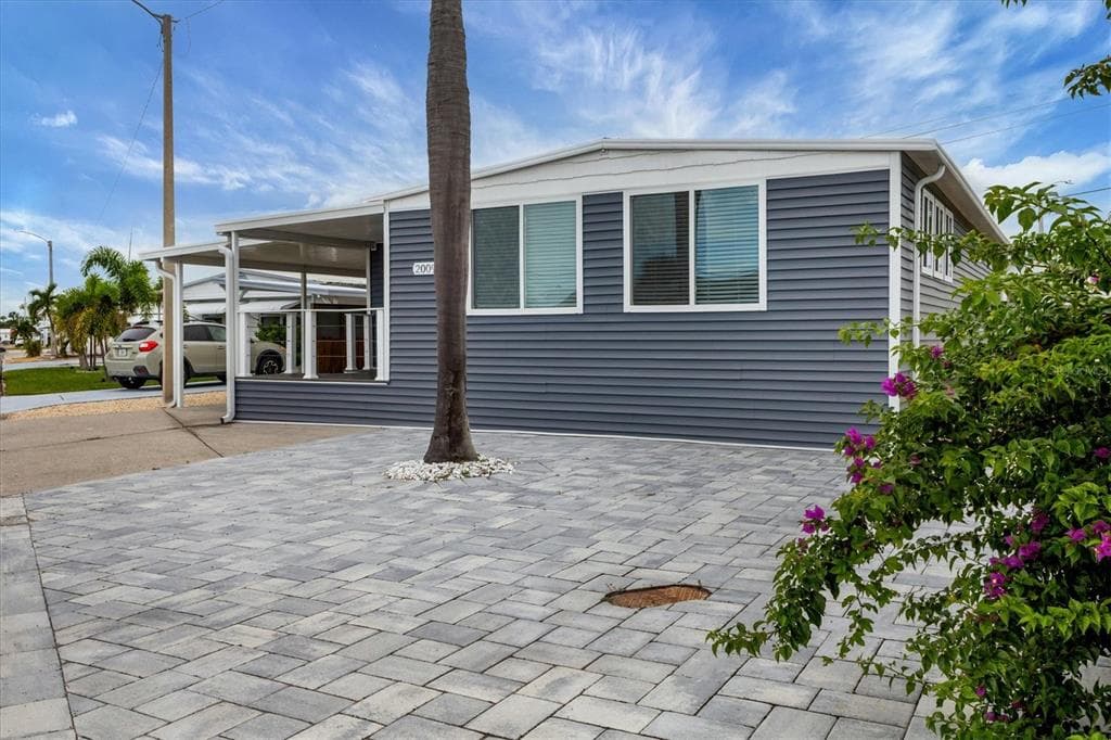 2009 IOWA AVENUE - 3bd/2ba - $325,000 - BRADENTON, FL