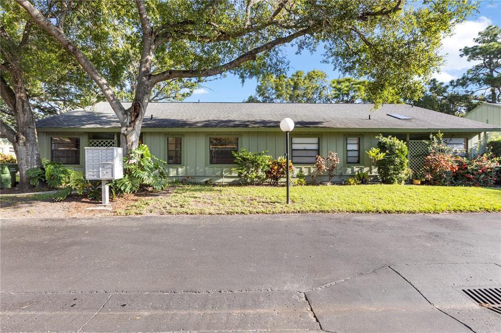 5015 BARRINGTON CIRCLE UNIT 201 - 2bd/2ba - $210,000 - SARASOTA, FL