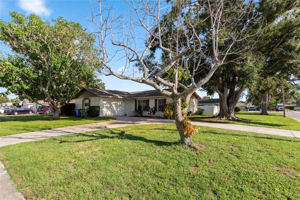 2813 20TH AVENUE W - 3bd/2ba - $393,200 - BRADENTON, FL