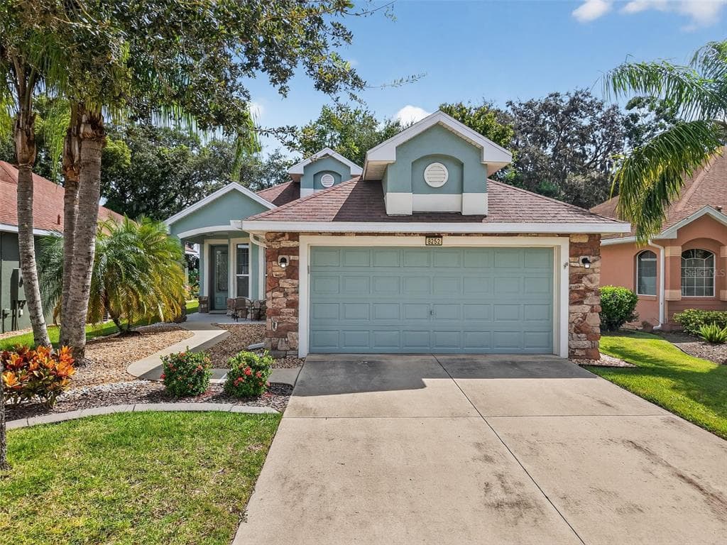8252 BRIDGEPORT BAY CIRCLE - 3bd/2ba - $385,000 - MOUNT DORA, FL