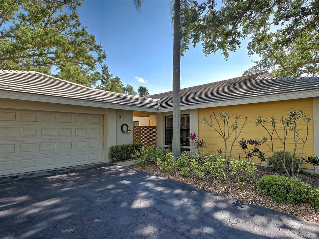 220 SOUTHAMPTON DRIVE UNIT 325 - 2bd/2ba - $240,000 - VENICE, FL