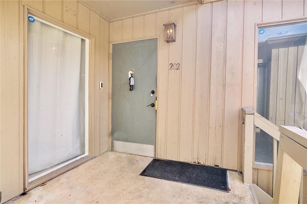 202 CROWN OAKS WAY UNIT 201 - 2bd/2ba - $159,900 - LONGWOOD, FL