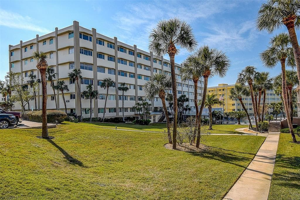 100 BLUFF VIEW DRIVE UNIT 514A - 2bd/2ba - $425,000 - BELLEAIR BLUFFS, FL