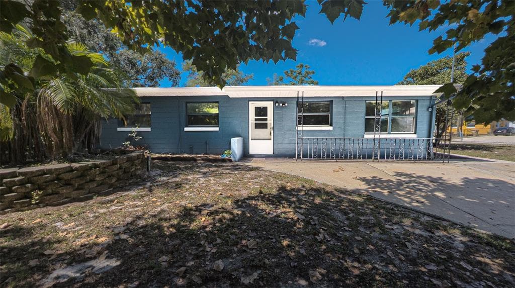 1095 GOLDEN ISLE DRIVE - 4bd/2ba - $299,000 - MOUNT DORA, FL