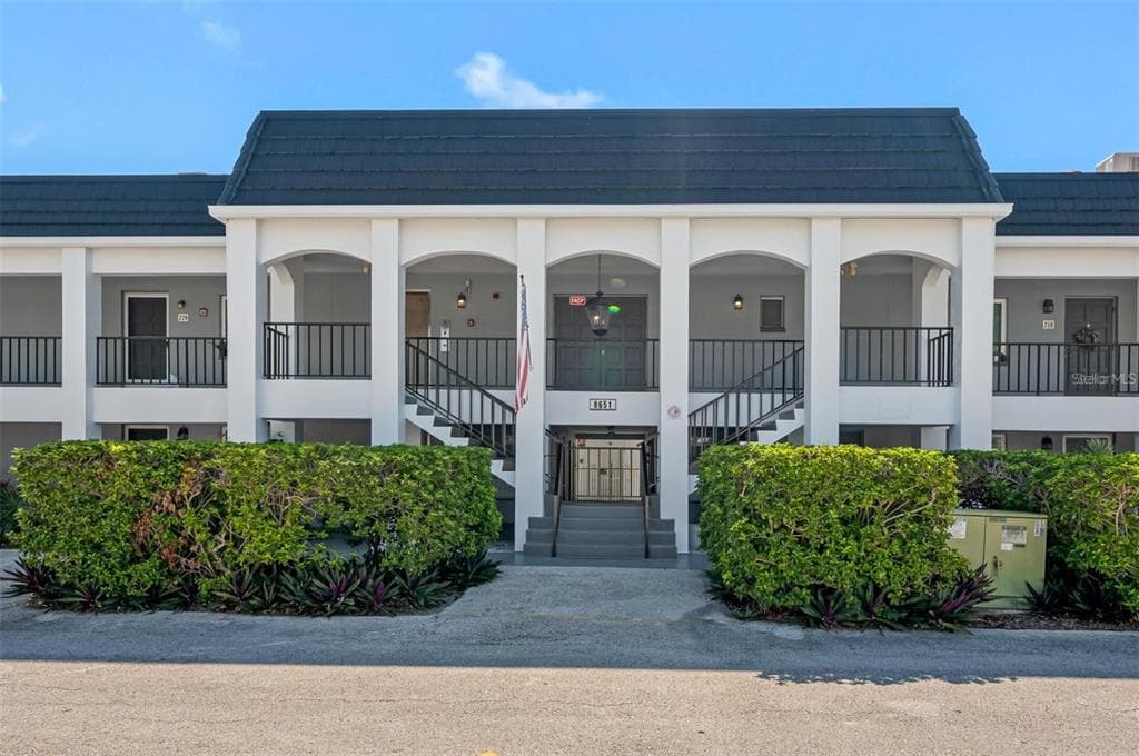 8651 10TH STREET N UNIT 216 - 1bd/1ba - $99,200 - ST PETERSBURG, FL
