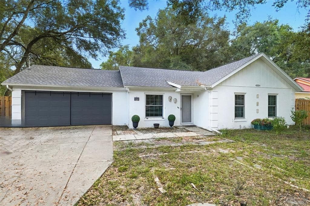 4234 ILLICIUM LANE - 3bd/2ba - $265,000 - LADY LAKE, FL