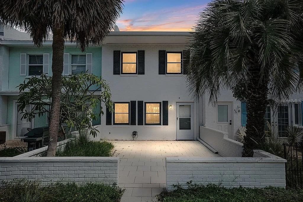 210 BUNKER HILL LANE - 2bd/3ba - $445,000 - DUNEDIN, FL