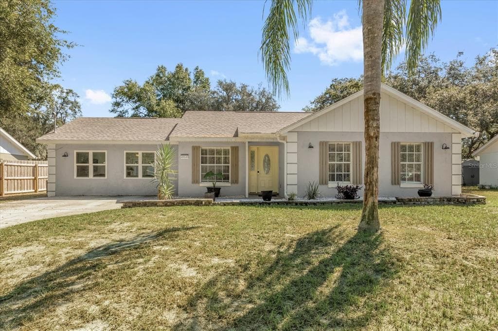 40140 PALM STREET - 3bd/2ba - $325,000 - LADY LAKE, FL