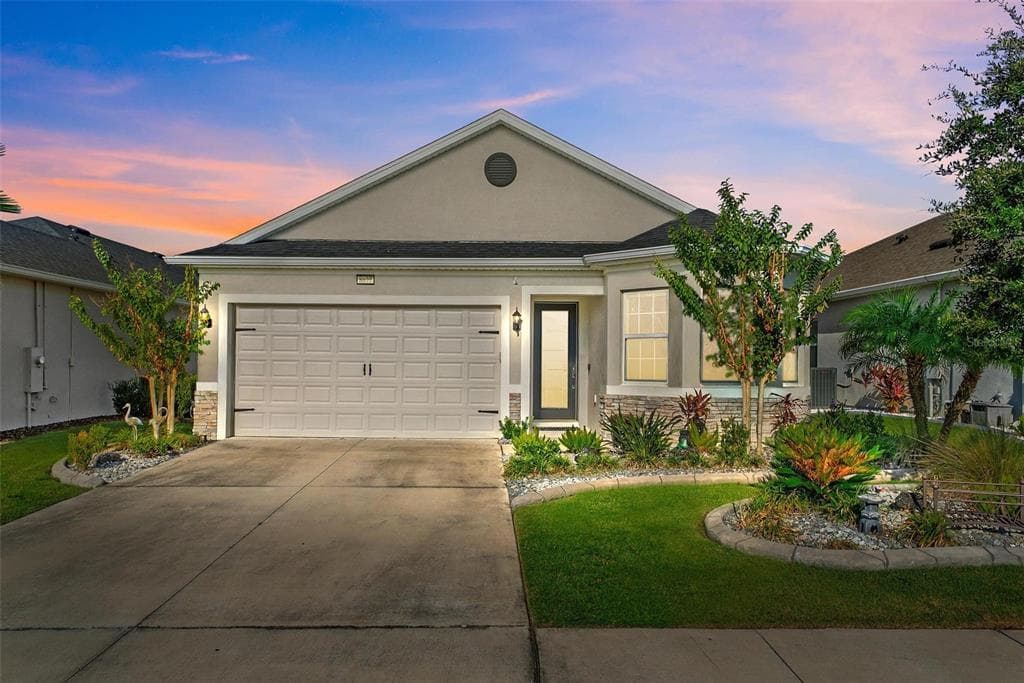 8677 BRIDGEPORT BAY CIRCLE - 2bd/3ba - $474,990 - MOUNT DORA, FL