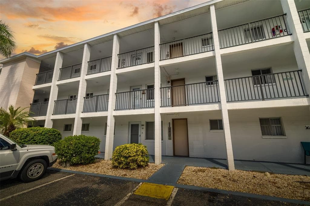 2053 CANAL DRIVE UNIT L-3 - 2bd/1ba - $100,000 - BRADENTON, FL