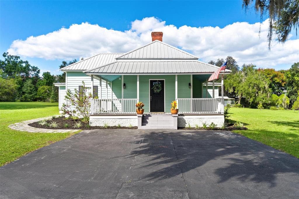 229 W MCCLENDON STREET - 3bd/2ba - $325,000 - LADY LAKE, FL