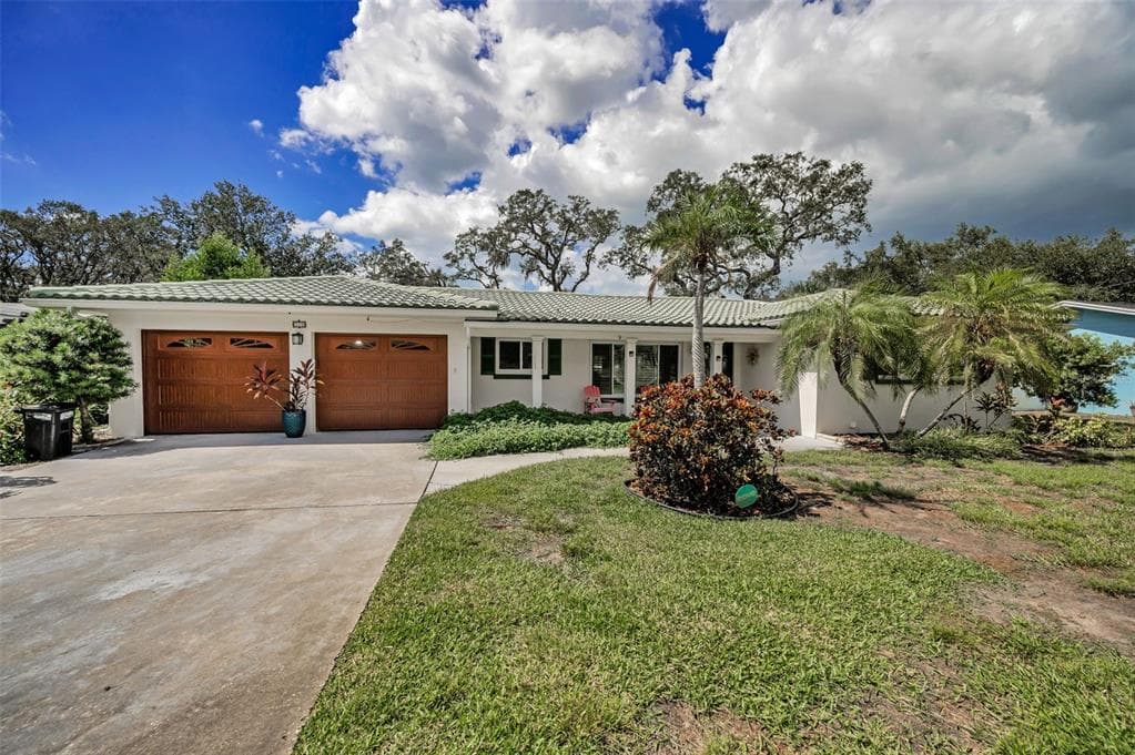 308 CRESTWOOD LANE - 3bd/2ba - $625,000 - LARGO, FL