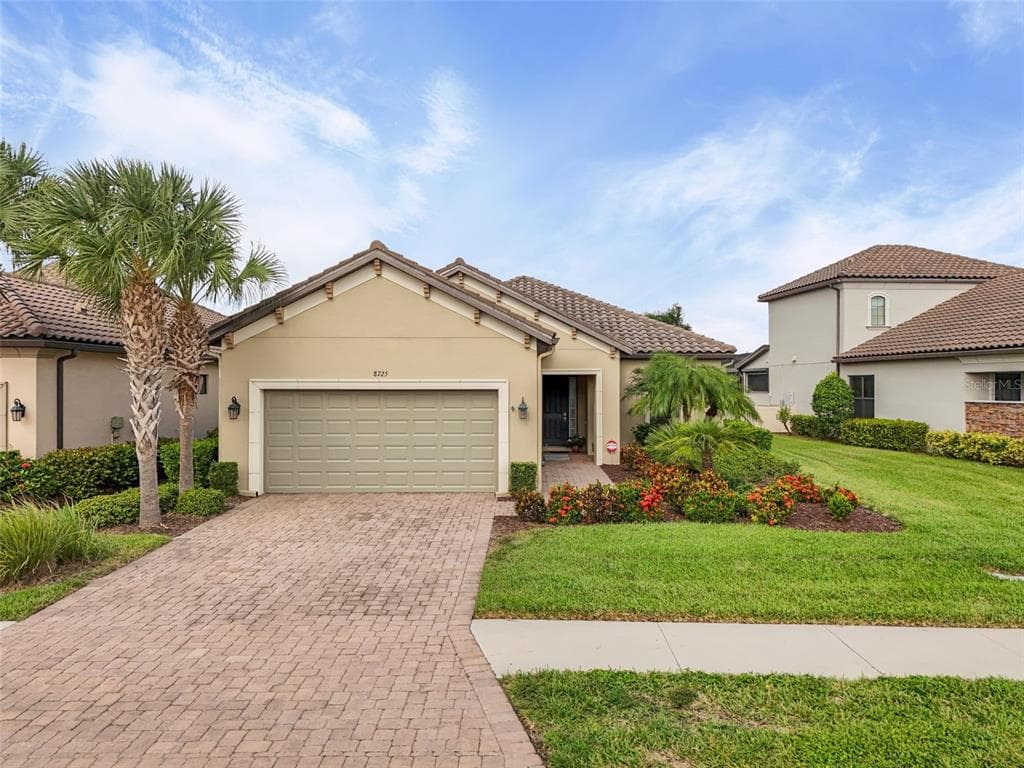 8725 AMARETTO AVENUE - 2bd/3ba - $749,000 - SARASOTA, FL