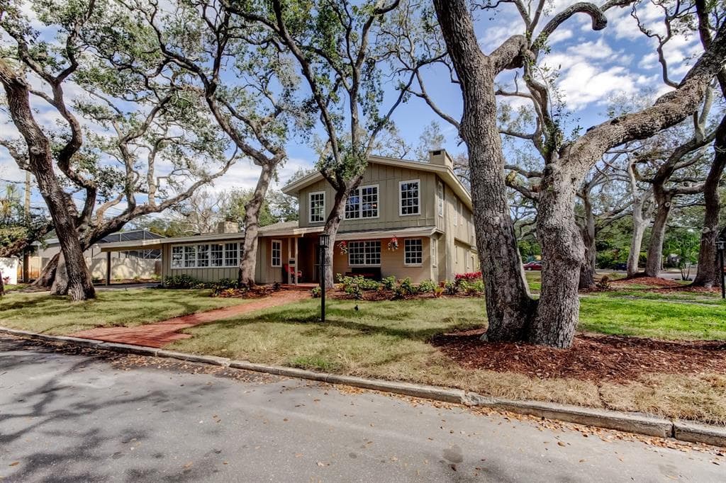 2901 PELHAM RD N - 4bd/3ba - $999,999 - ST PETERSBURG, FL