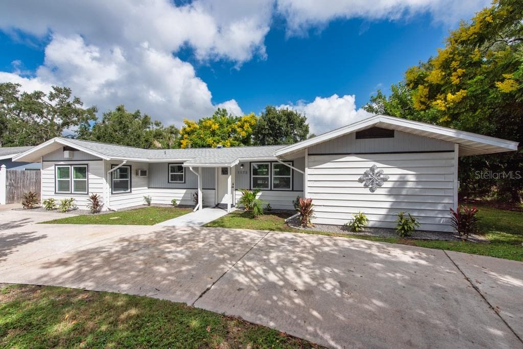 1173 MYRTLE STREET - 3bd/2ba - $450,000 - SARASOTA, FL