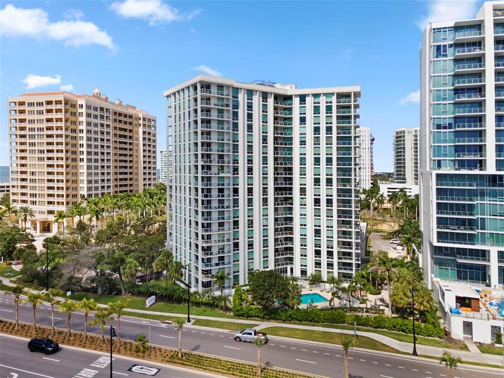 1111 N GULFSTREAM AVENUE UNIT 6B - 2bd/2ba - $1,095,000 - SARASOTA, FL