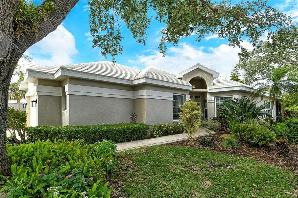 560 FALLBROOK DRIVE - 3bd/2ba - $439,000 - VENICE, FL