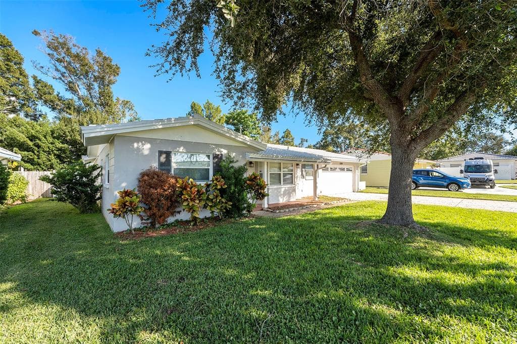 5599 N 110TH WAY N WAY - 3bd/3ba - $350,000 - SEMINOLE, FL