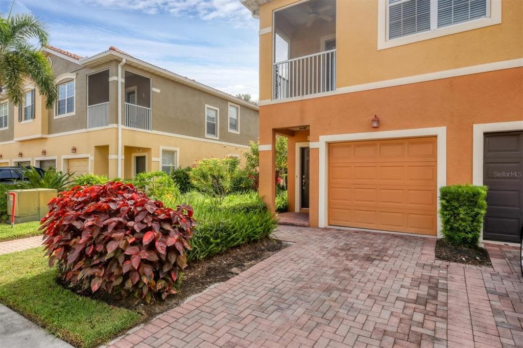 7912 LIMESTONE LANE UNIT 19-202 - 2bd/2ba - $289,000 - SARASOTA, FL