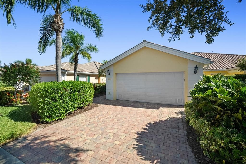 11624 GARESSIO LANE - 2bd/2ba - $359,500 - SARASOTA, FL