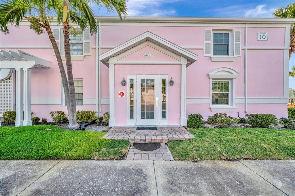 4827 COQUINA KEY DRIVE SE UNIT B - 1bd/1ba - $239,000 - ST PETERSBURG, FL