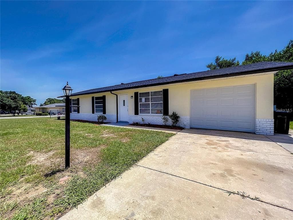 8880 SE 90TH AVENUE ROAD - 3bd/2ba - $215,000 - OCALA, FL