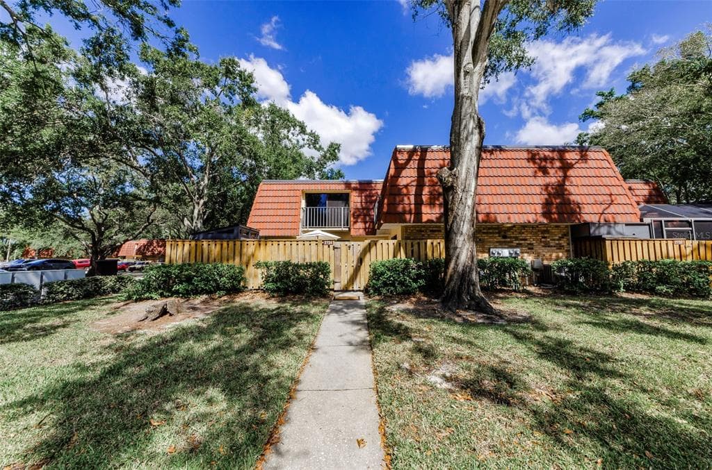 2734 5TH COURT - 2bd/3ba - $299,000 - PALM HARBOR, FL