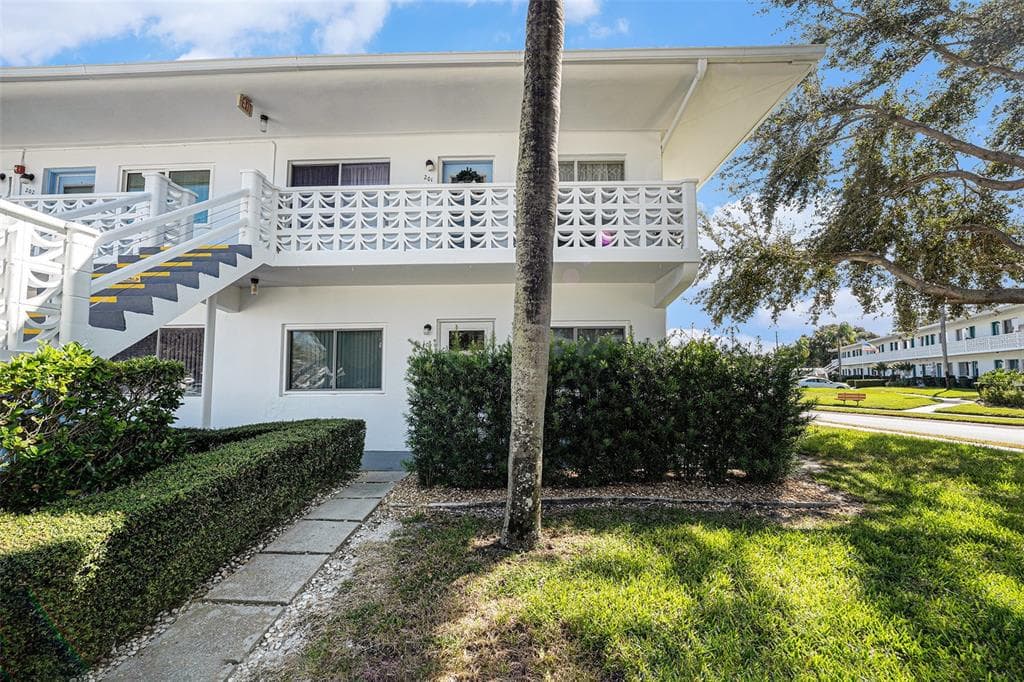 8325 112TH STREET UNIT 201 - 2bd/2ba - $110,000 - SEMINOLE, FL