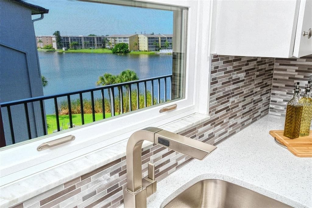 3272 LAKE BAYSHORE DRIVE UNIT 515 - 2bd/2ba - $197,500 - BRADENTON, FL