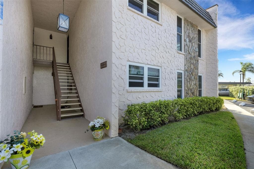 212 FERNWOOD CIRCLE UNIT 212 - Interior/Exterior Photo 5 - SEMINOLE, FL