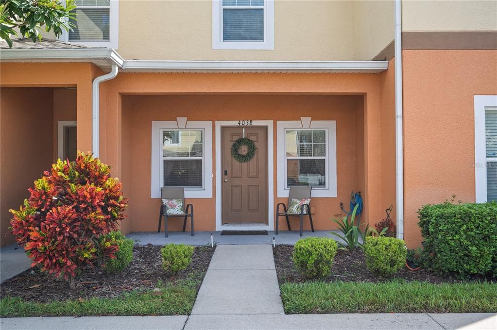 4038 WINDING VINE DRIVE - 2bd/3ba - $220,000 - LAKELAND, FL