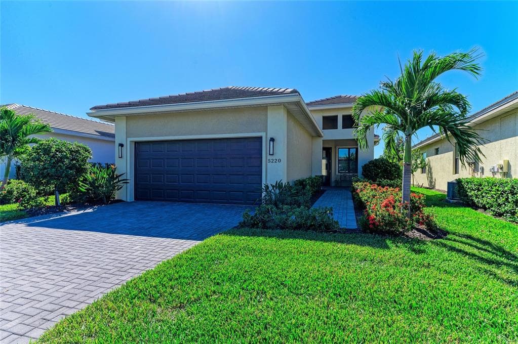 5220 BARNETT CIRCLE - 2bd/2ba - $500,000 - BRADENTON, FL