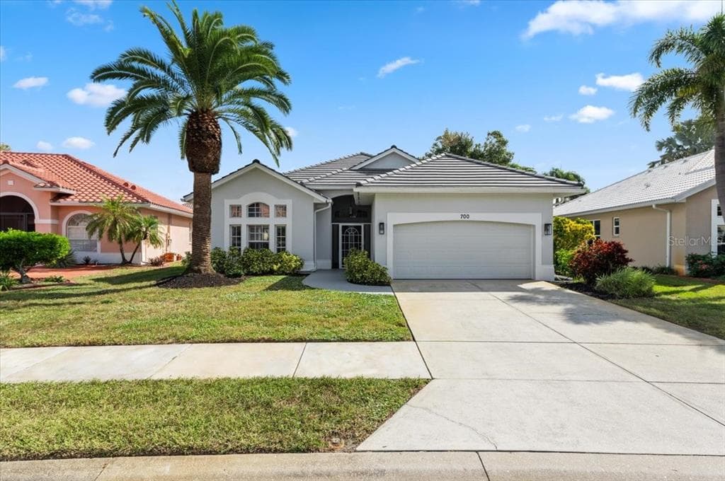700 SILK OAK DRIVE - 3bd/2ba - $650,000 - VENICE, FL
