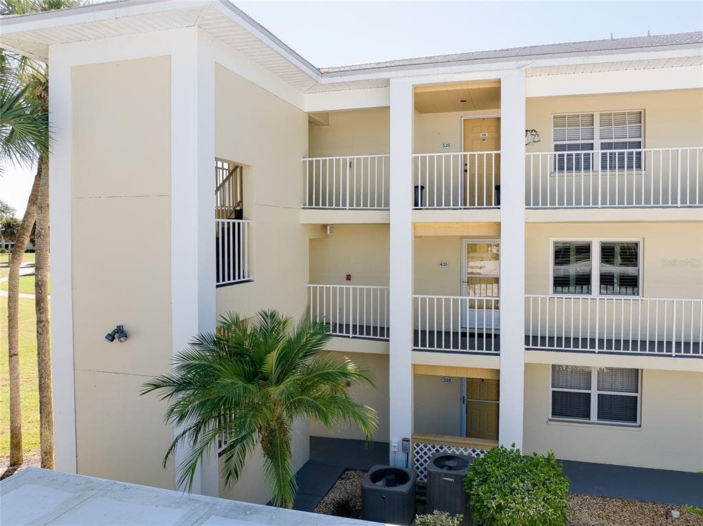 433 CERROMAR LANE UNIT 430 - 3bd/2ba - $299,000 - VENICE, FL
