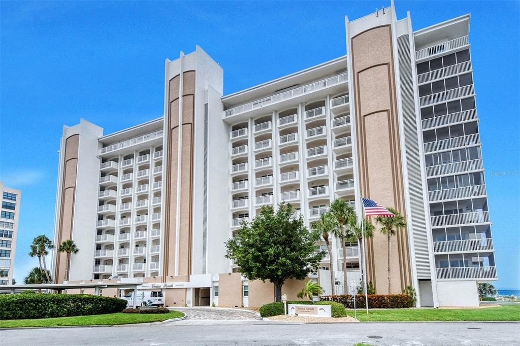 633 ALHAMBRA ROAD UNIT 605 - 2bd/2ba - $499,000 - VENICE, FL