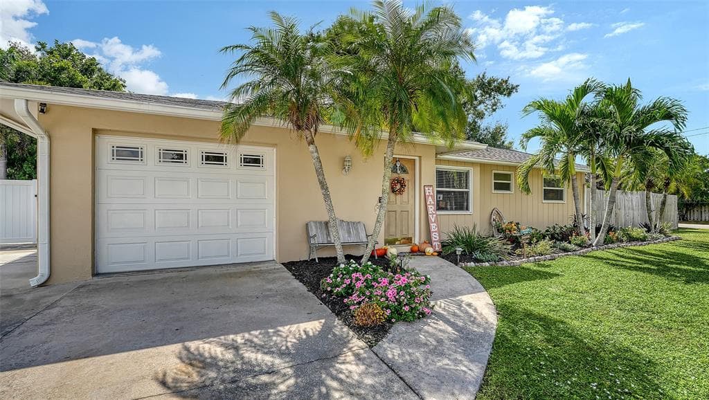 4728 BROOKSDALE DRIVE - 3bd/2ba - $439,000 - SARASOTA, FL