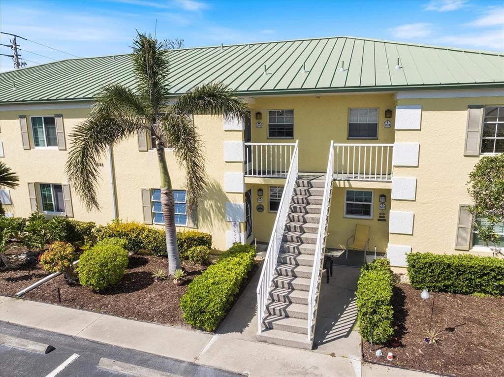 944 CAPRI ISLES BOULEVARD UNIT 103 - 2bd/2ba - $200,000 - VENICE, FL
