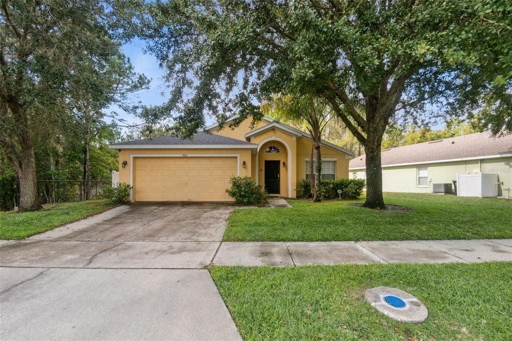 403 SANDY RIDGE DRIVE - 5bd/3ba - $375,000 - DAVENPORT, FL